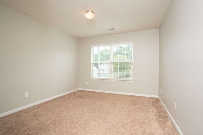 Building Photo - Available July 10th! Immaculate 3-Bedroom Home with Modern Updates