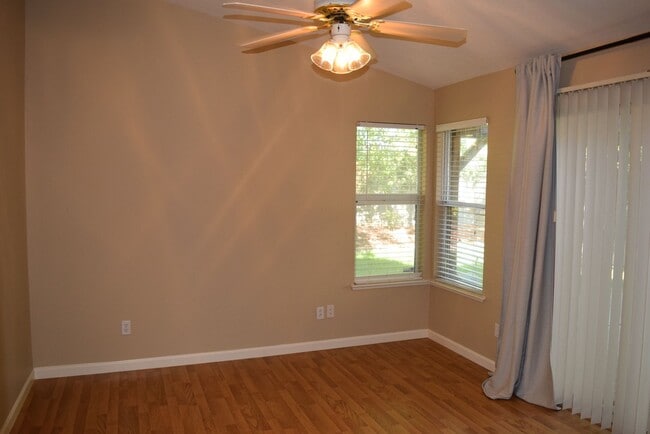 Building Photo - 104 Hibiscus Ct