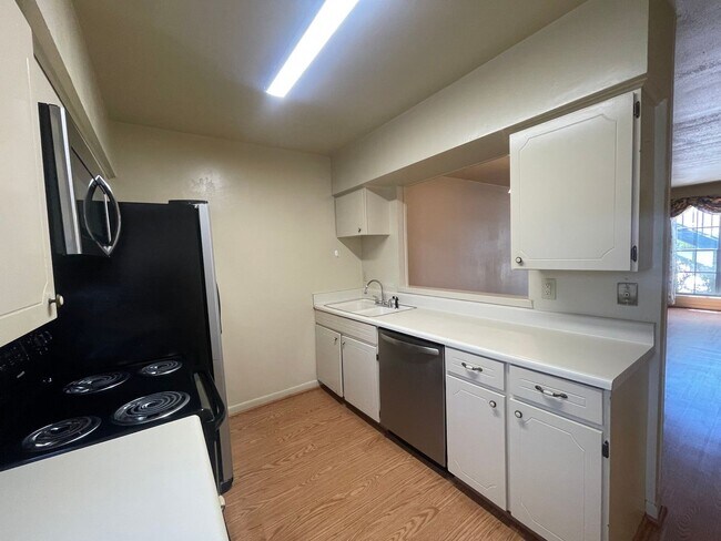 Building Photo - Move-In Ready and Waiting For You!