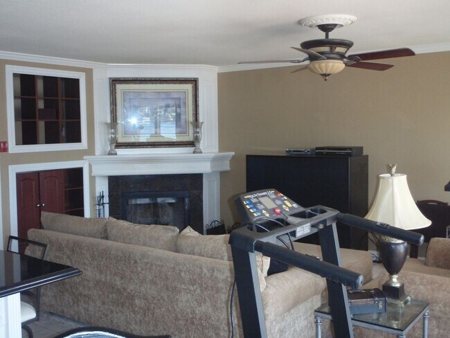 Building Photo - 3592 Lakefront Circle