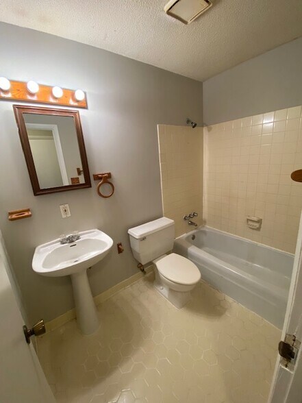 Building Photo - 3909 Overland Hts