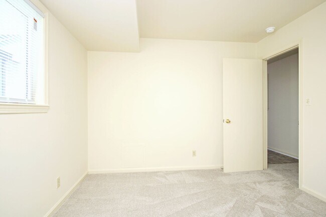 Building Photo - Student-Friendly Home, Minutes From The Da...