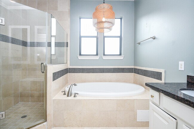 Building Photo - 2222 Hilshire Lake Dr