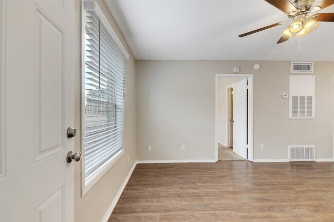 Building Photo - 1522 Broadmoor Dr