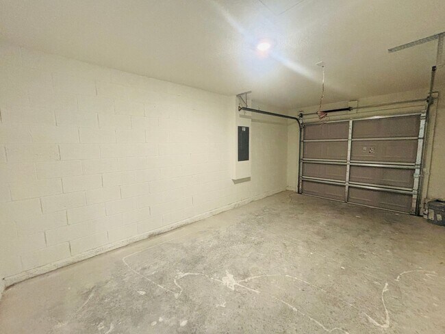 Building Photo - 3/2 open living and kitchen
