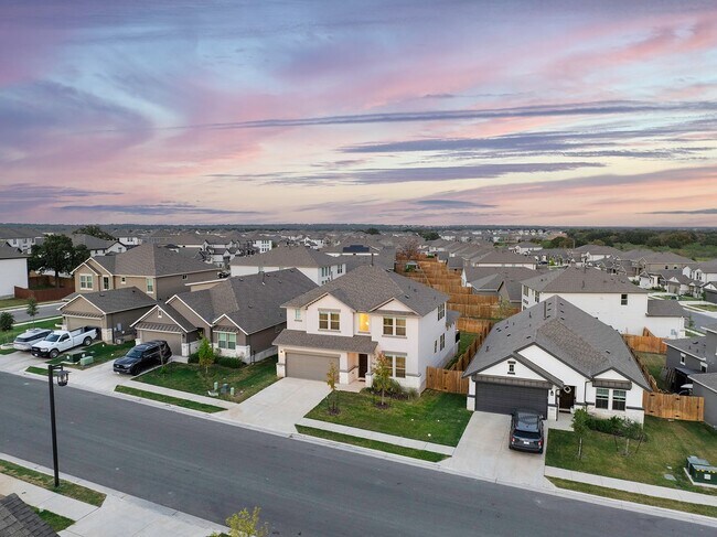 Building Photo - Amazing 5 Bedroom Home - Georgetown
