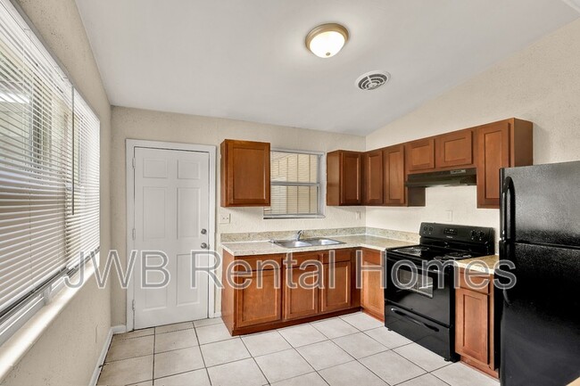 Building Photo - 1165 Denaud St