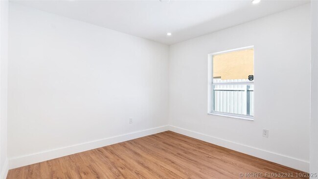 Building Photo - 1811 SW 124th Way