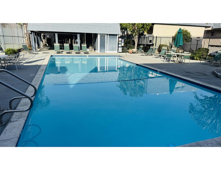 Building Photo - 18550 Hatteras St