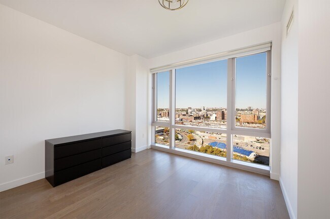 Building Photo - 75 Park Ln S