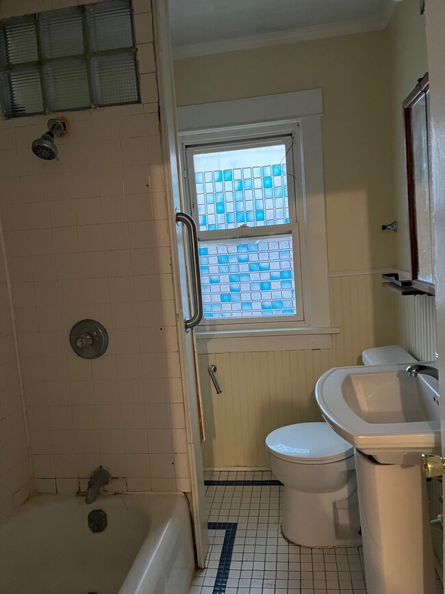 Building Photo - 623 Riehl St