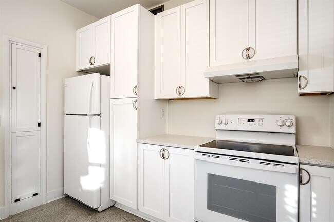 Building Photo - 1647 Lake Ella Dr