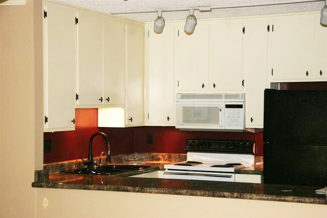 Kitchen - 1775 Diamond St