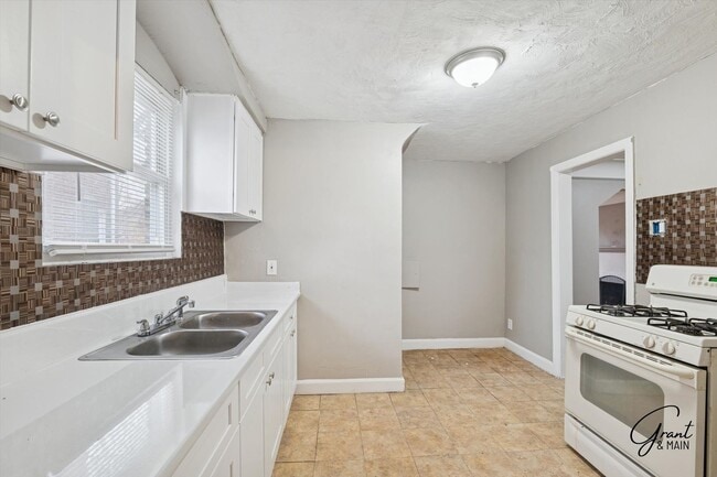 Building Photo - $1400 3 bedroom