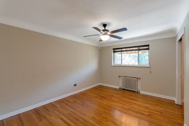 Building Photo - Large Two Bed / One bath in great Art deco building near Washington park.