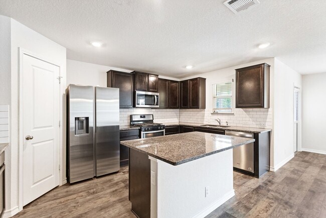 Building Photo - Charming Home Awaits: Spacious & Modern Living in a Prime Location