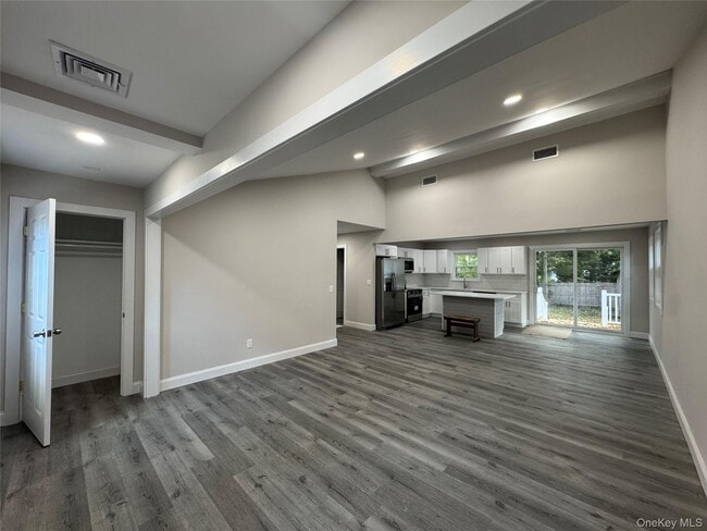 Building Photo - 75 Valley Dr