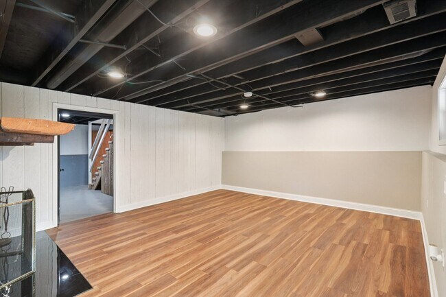 Building Photo - 23460 W N Lakewood Ln