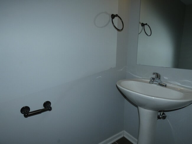 Building Photo - Beautiful Town Home!