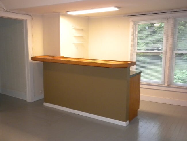 Building Photo - 1409 Hinkson Ave