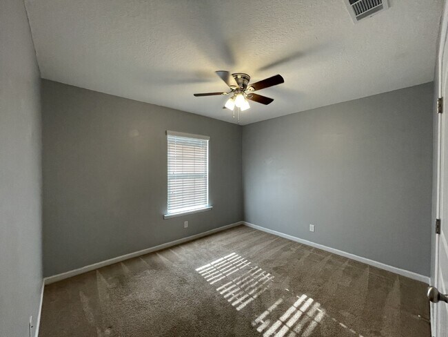 Building Photo - Home For Rent