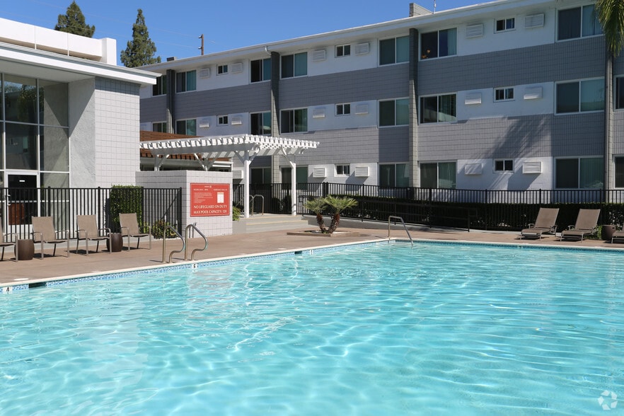 Pool - Meridian Pointe Apartments