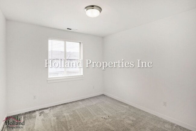 Building Photo - 8162 SE Reddington St