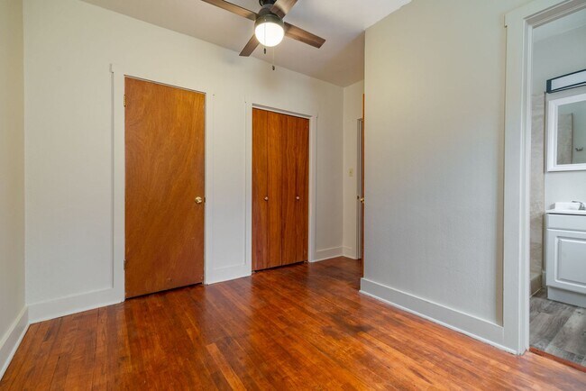 Building Photo - Acequia Madre -452