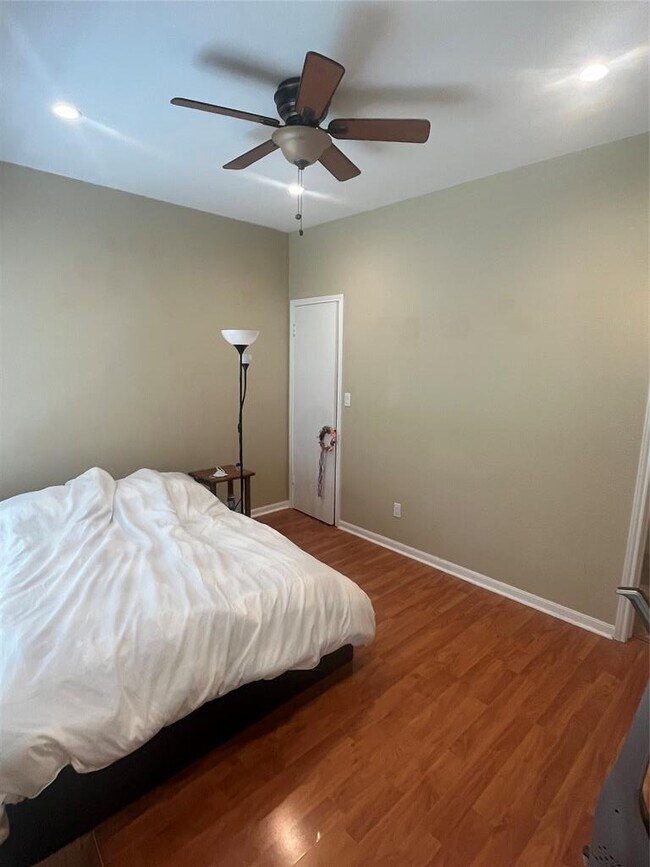 Building Photo - 712 W 21st St