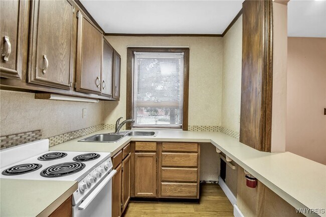 Building Photo - 530 Linwood Ave