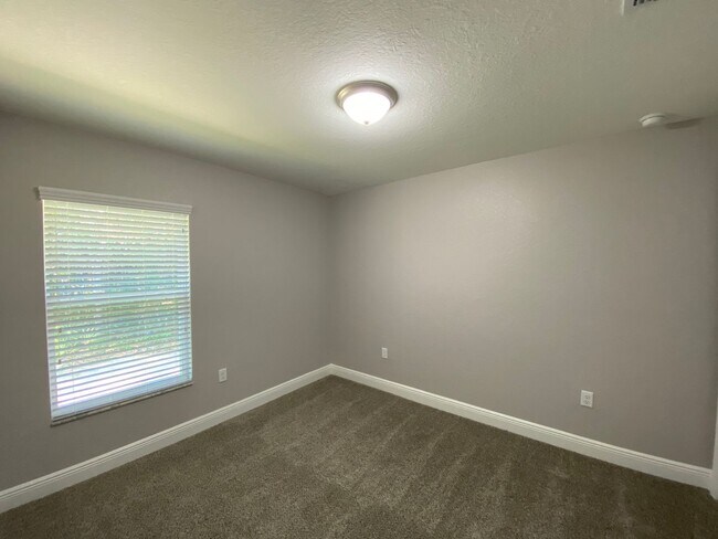 Building Photo - 52 Oak Cir