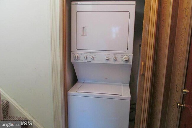 Building Photo - 1654 Milldale Rd