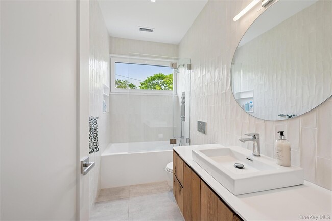 Building Photo - 28 Canoe Place Rd