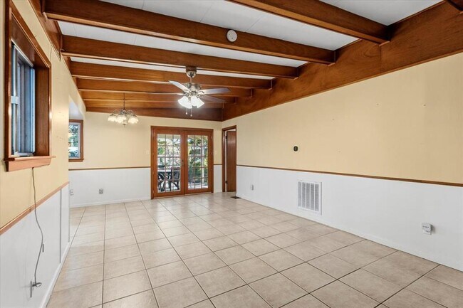 Building Photo - 3210 Bruce Dr