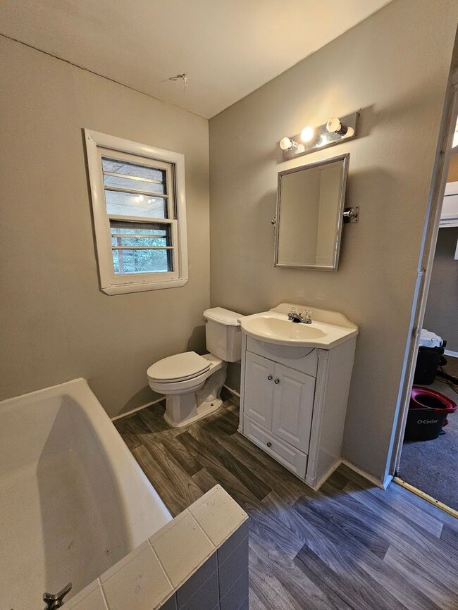 Building Photo - 4 bedroom/2 bathroom house in Florence, ju...