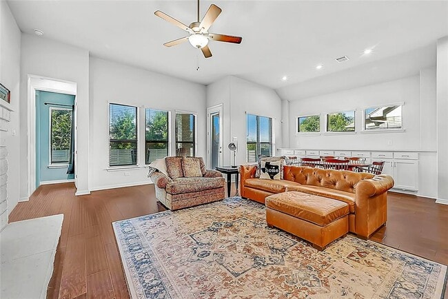 Building Photo - 204 Belford St