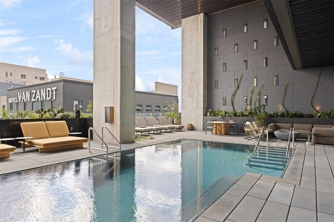 Building Photo - 610 Davis St