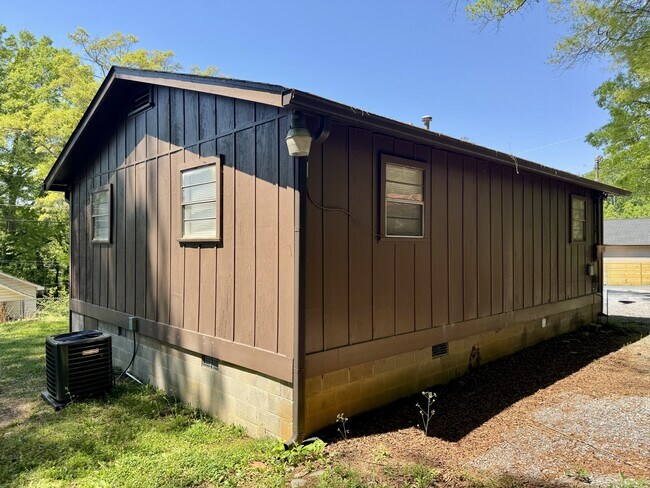 Building Photo - 2 Clervue Cir NE