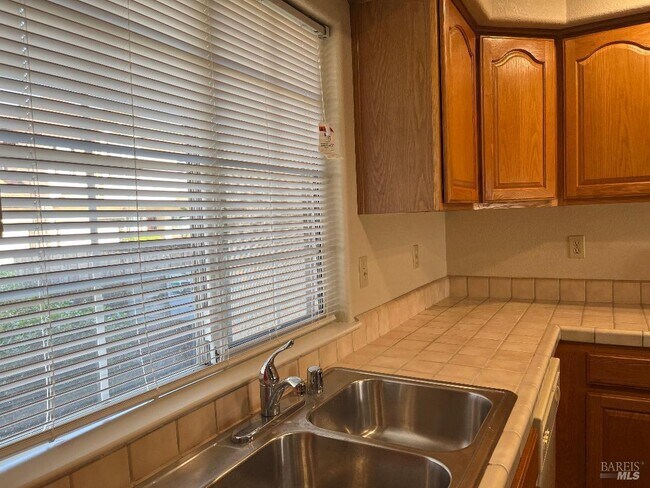 Building Photo - 8 Monterey Ct