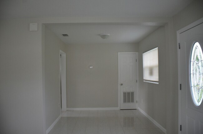 Building Photo - 480 Garden Dr S
