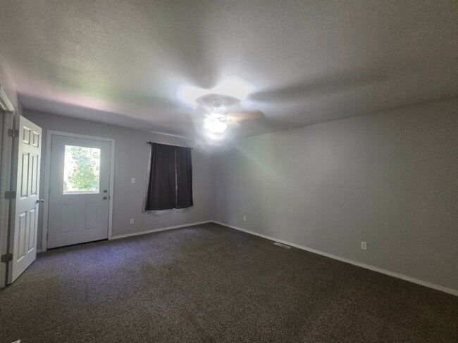 Building Photo - 906 Whitetail Ct