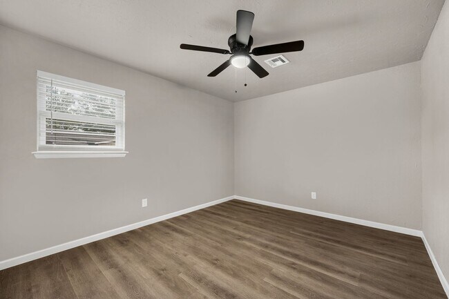 Building Photo - 509 NE Cimarron Cir