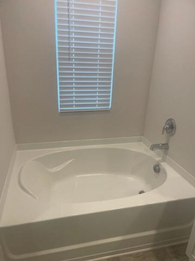Building Photo - LIKE NEW HOME-NEIGHBORHOOD POOL, PICKLEBALL, CABANA,WALKING TRAILS