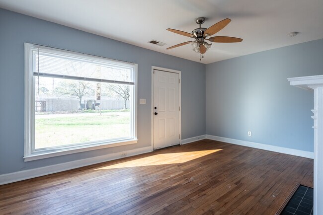 Building Photo - 1443 Venetian Dr SW