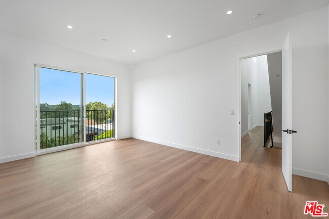 Building Photo - 726 Robinson St