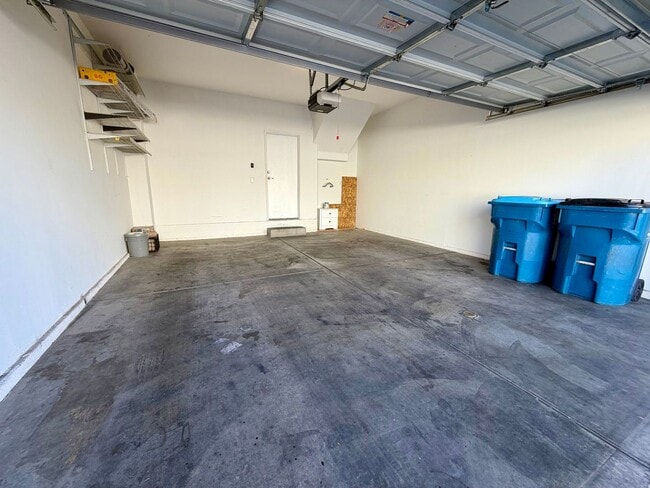 Building Photo - 2 bedroom townhome with back yard in Boulder Ranch