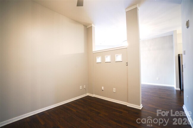 Building Photo - 2125 Southend Dr