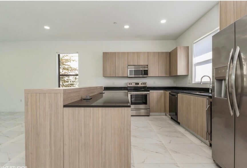 Building Photo - 6151 SW 36th Ct