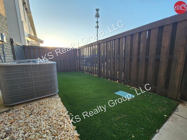 Building Photo - 1012 Windsor Dr