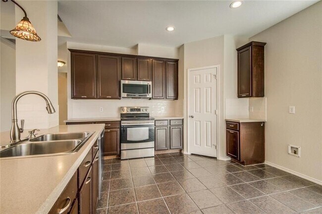 Building Photo - 13553 Valley Mills Dr